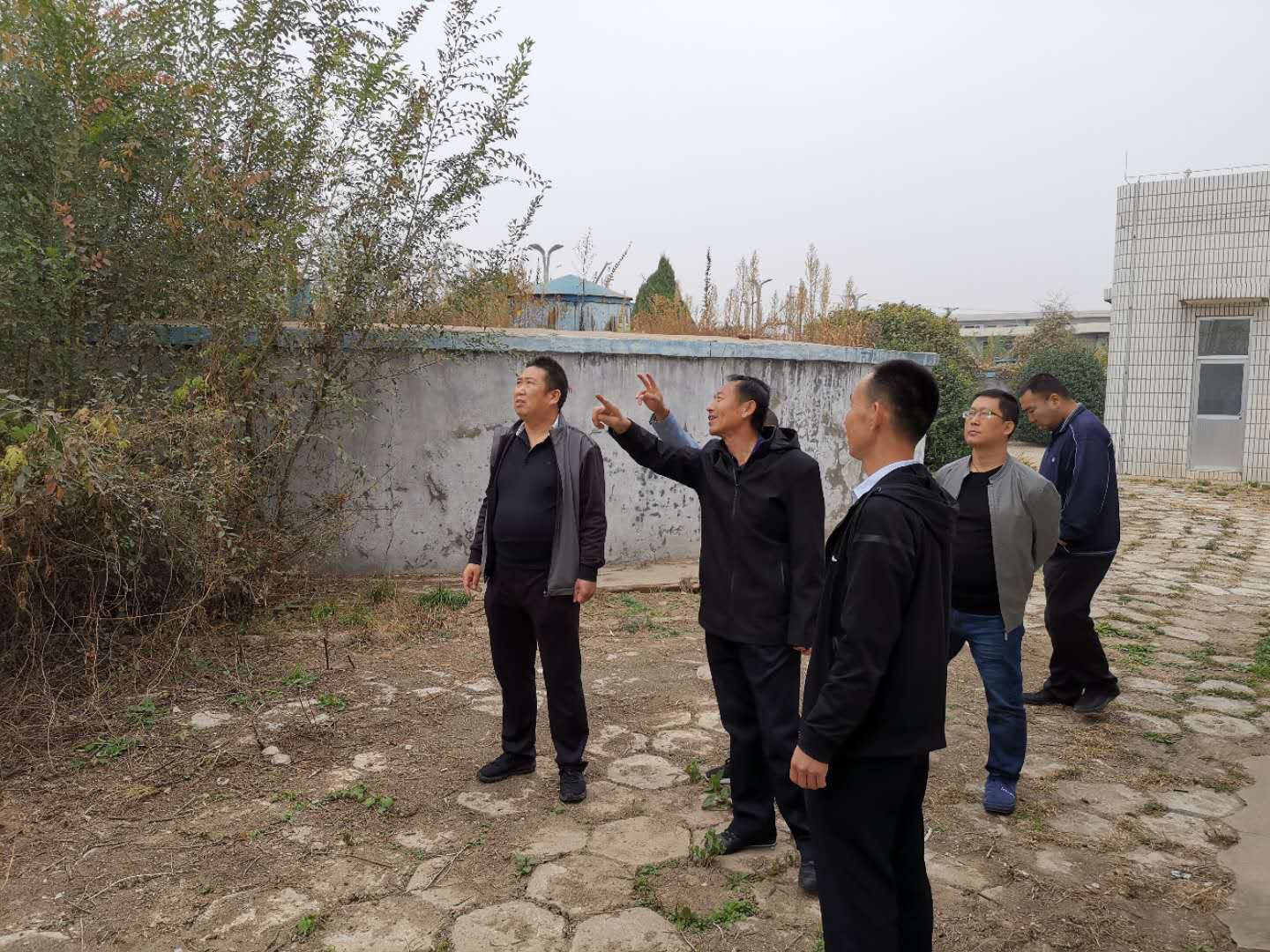 公司總經(jīng)理王建人在供水、污水生產(chǎn)一線開展風(fēng)險隱患排查 (1).jpg