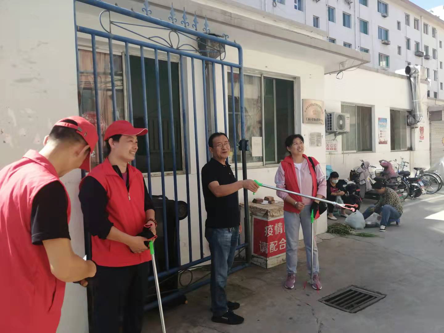 01-9月9日黨委委員、財務(wù)總監(jiān)辛建人在匯春小區(qū)檢查指導(dǎo)志愿者服務(wù).jpg